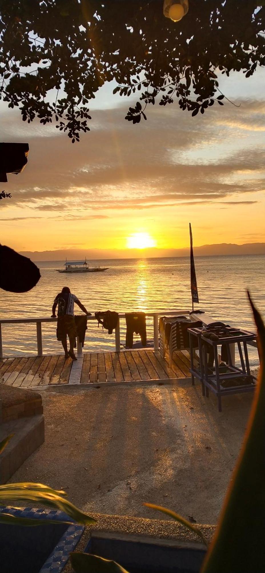Love'S Beach & Dive Resort 莫阿尔博阿 外观 照片