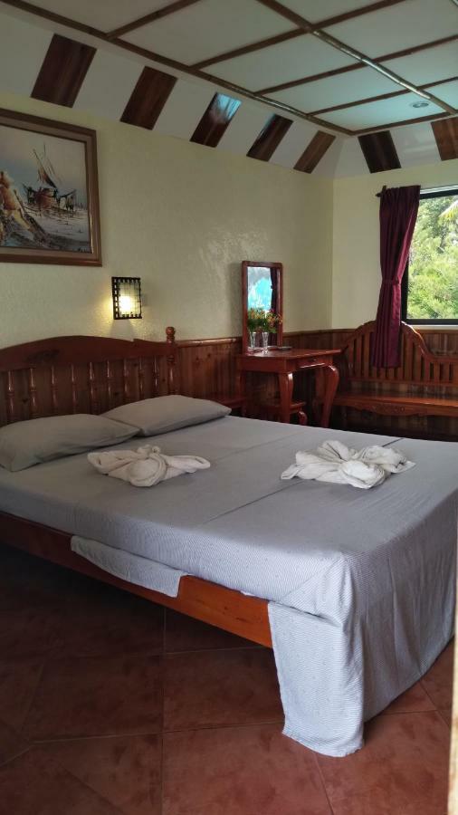 Love'S Beach & Dive Resort 莫阿尔博阿 外观 照片